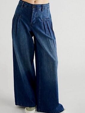 FREE PEOPLE WE THE FREE CHARLIE PLEATED WIDE LEG JEANS BLUE CORVETTE SIZE 28